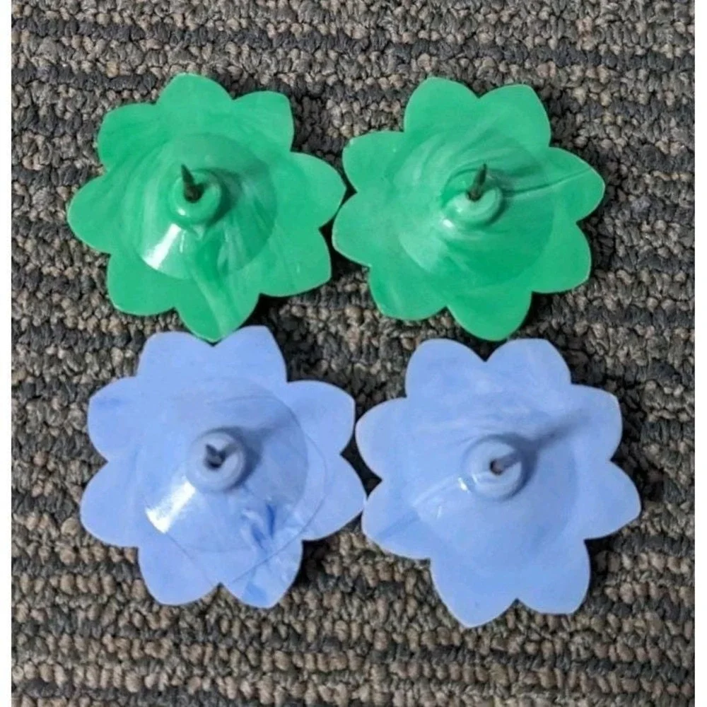 4 Vtg Daisy Curtain Tie Back Flower Push Pins Hard Plastic Tacks Green Blue
